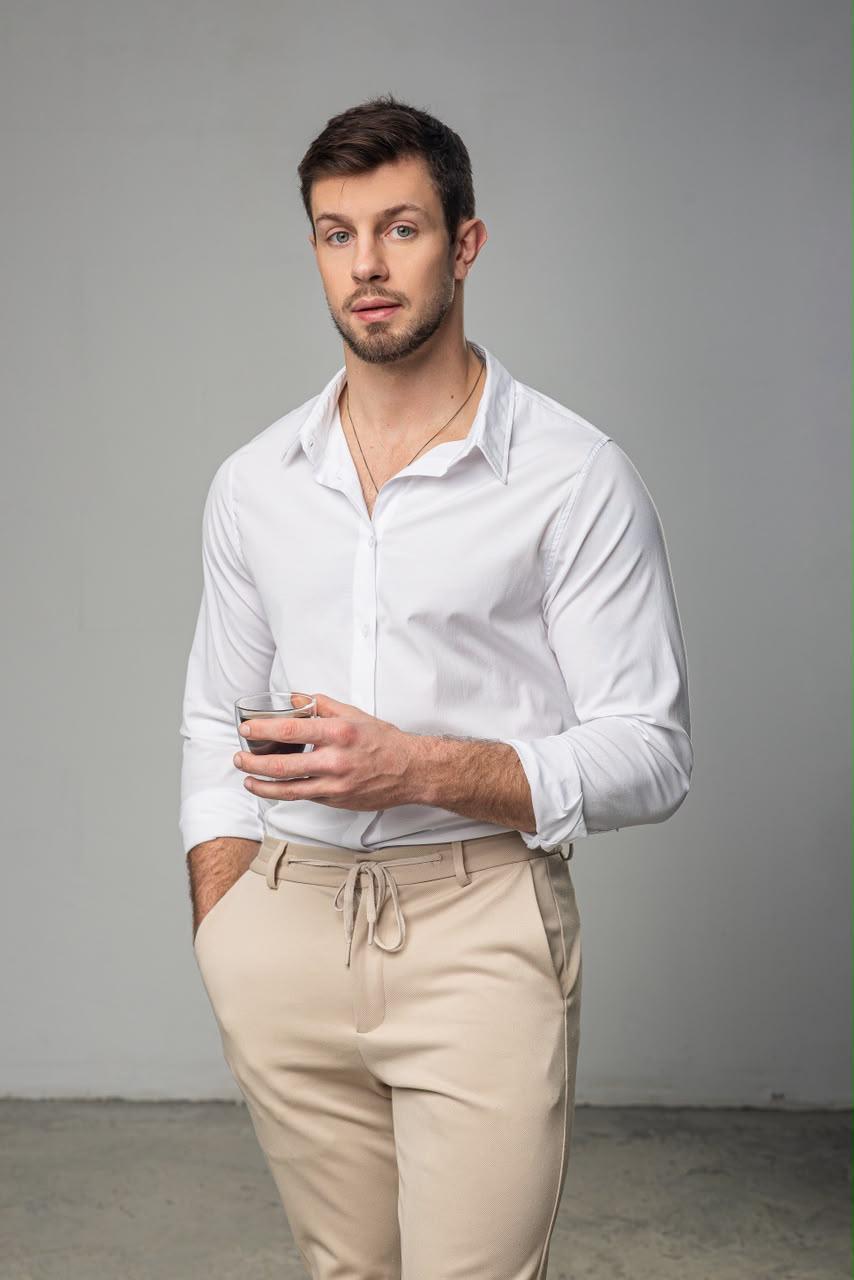 Davi Butzke, professor de alemão, de camisa branca